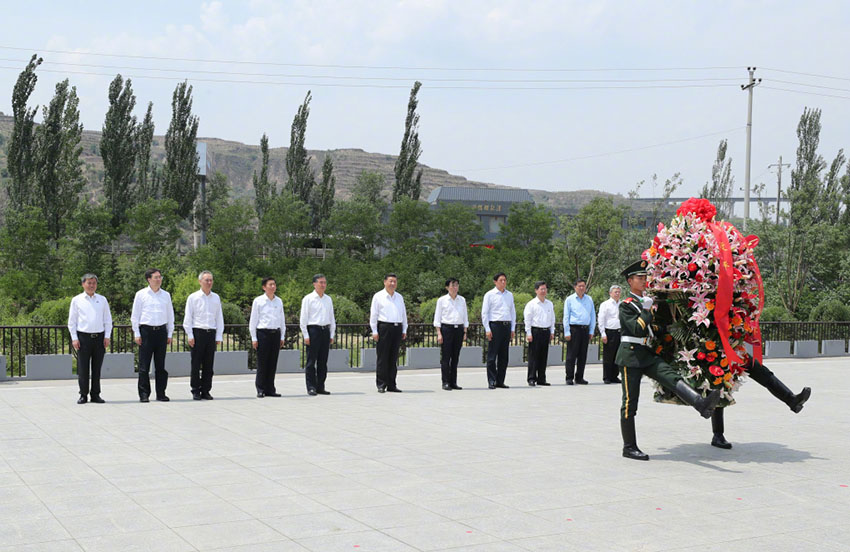 6月21日，中共中央總書記、國家主席、中央軍委主席習近平到山西考察調研。這是習近平來到興縣，參觀晉綏邊區革命紀念館，向革命烈士敬獻花籃。新華社記者 龐興雷 攝