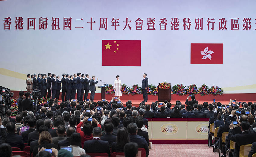 7月1日上午，慶祝香港回歸祖國20周年大會暨香港特別行政區(qū)第五屆政府就職典禮在香港會展中心隆重舉行。中共中央總書記、國家主席、中央軍委主席習近平出席並發(fā)表重要講話。這是習近平監(jiān)誓，香港特別行政區(qū)第五屆政府主要官員在林鄭月娥帶領下宣誓就職。新華社記者 李濤 攝
