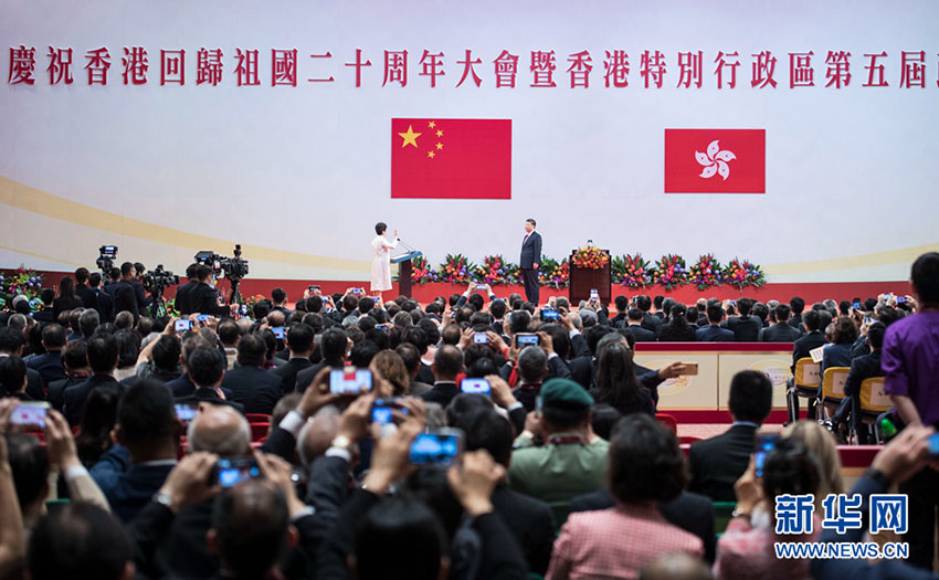 7月1日上午，慶祝香港回歸祖國(guó)20周年大會(huì)暨香港特別行政區(qū)第五屆政府就職典禮在香港會(huì)展中心隆重舉行。中共中央總書(shū)記、國(guó)家主席、中央軍委主席習(xí)近平出席並發(fā)表重要講話。這是習(xí)近平監(jiān)誓，香港特別行政區(qū)第五任行政長(zhǎng)官林鄭月娥宣誓就職。新華社記者 李濤 攝