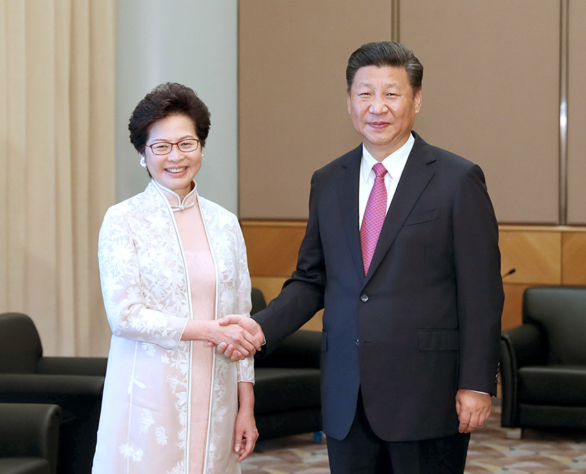 7月1日上午，國(guó)家主席習(xí)近平在香港會(huì)見剛剛就職的香港特別行政區(qū)行政長(zhǎng)官林鄭月娥。 新華社記者 馬佔(zhàn)成 攝