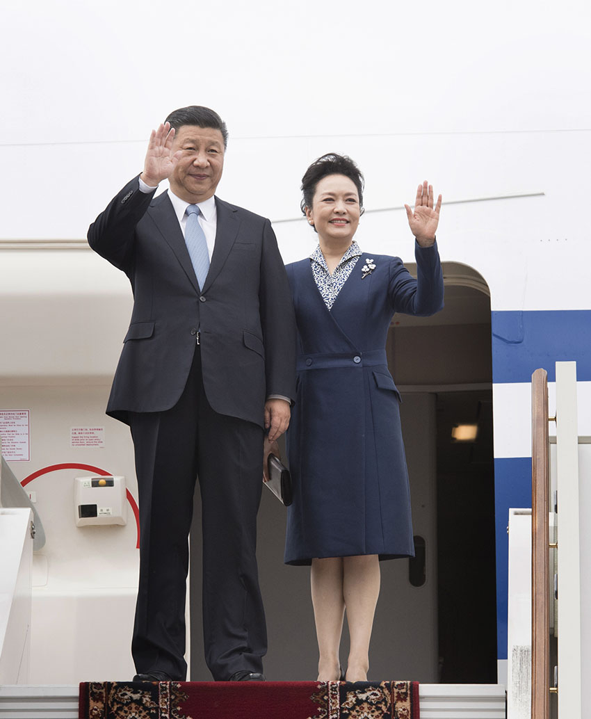 7月3日，國家主席習近平乘專機抵達莫斯科，開始對俄羅斯聯邦進行國事訪問。這是習近平和夫人彭麗媛步出艙門。 新華社記者 李學仁 攝