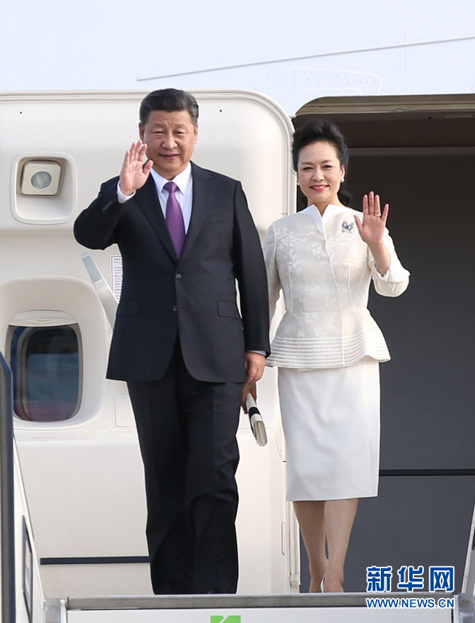 7月4日，國家主席習近平乘專機抵達柏林，開始對德意志聯邦共和國進行國事訪問。這是習近平和夫人彭麗媛步出艙門。 新華社記者 姚大偉 攝