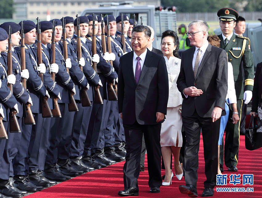 7月4日，國(guó)家主席習(xí)近平乘專(zhuān)機(jī)抵達(dá)柏林，開(kāi)始對(duì)德意志聯(lián)邦共和國(guó)進(jìn)行國(guó)事訪問(wèn)。德國(guó)政府高級(jí)官員在舷梯旁迎接習(xí)近平和夫人彭麗媛。新華社記者 王曄 攝