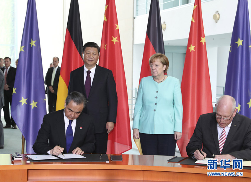 7月5日，國家主席習(xí)近平在柏林同德國總理默克爾舉行會(huì)談。會(huì)談后，兩國領(lǐng)導(dǎo)人共同見証了航天、智能制造、工業(yè)互聯(lián)網(wǎng)、數(shù)字化、第三方市場(chǎng)、大熊貓合作研究等領(lǐng)域多項(xiàng)雙邊合作文件的簽署。新華社記者馬佔(zhàn)成攝
