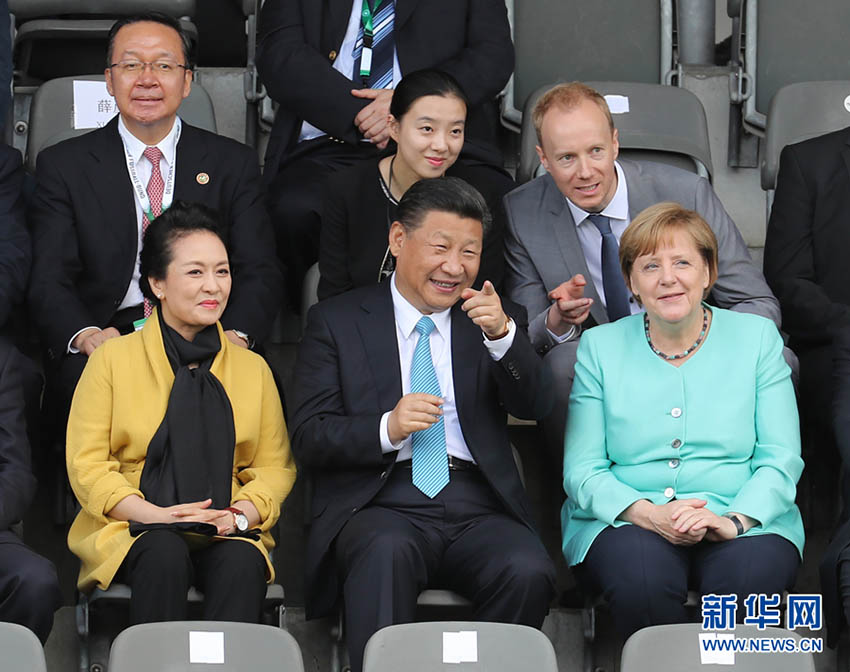 7月5日，國家主席習近平在柏林同德國總理默克爾共同觀看中德青少年足球友誼賽。這是習近平和夫人彭麗媛同默克爾在看臺上。 新華社記者 王曄攝