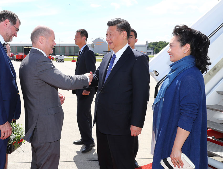 7月6日，國(guó)家主席習(xí)近平乘專機(jī)抵達(dá)德國(guó)漢堡，出席二十國(guó)集團(tuán)領(lǐng)導(dǎo)人第十二次峰會(huì)。這是習(xí)近平和夫人彭麗媛抵達(dá)漢堡機(jī)場(chǎng)。 新華社記者 謝環(huán)馳攝