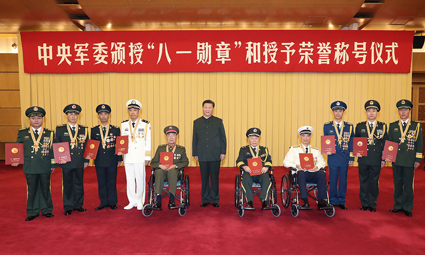 7月28日，中央軍委頒授“八一勛章”和授予榮譽稱號儀式在北京八一大樓隆重舉行。中共中央總書記、國家主席、中央軍委主席習近平向“八一勛章”獲得者頒授勛章和証書，向獲得榮譽稱號的單位頒授獎旗。這是習近平同獲得“八一勛章”的同志集體合影。新華社記者李剛攝