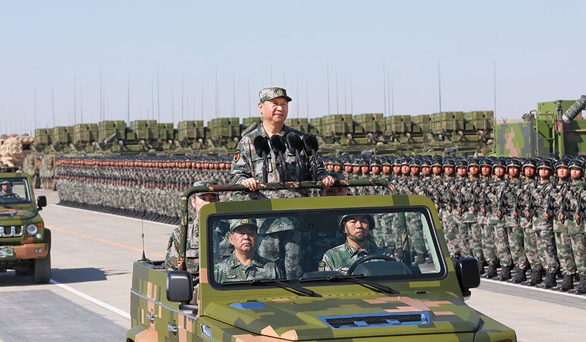 7月30日上午，慶祝中國人民解放軍建軍90周年閱兵在朱日和聯(lián)合訓(xùn)練基地隆重舉行。中共中央總書記、國家主席、中央軍委主席習(xí)近平檢閱部隊(duì)並發(fā)表重要講話。這是習(xí)近平乘車檢閱部隊(duì)。新華社記者 李剛 攝