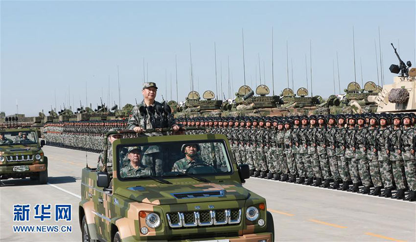 7月30日上午，慶祝中國人民解放軍建軍90周年閱兵在朱日和聯(lián)合訓(xùn)練基地隆重舉行。中共中央總書記、國家主席、中央軍委主席習(xí)近平檢閱部隊(duì)並發(fā)表重要講話。這是習(xí)近平乘車檢閱部隊(duì)。新華社記者 李剛 攝