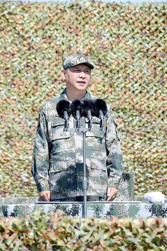 7月30日上午，慶祝中國人民解放軍建軍90周年閱兵在朱日和聯(lián)合訓(xùn)練基地隆重舉行。中共中央總書記、國家主席、中央軍委主席習(xí)近平檢閱部隊並發(fā)表重要講話。新華社記者 蘭紅光攝