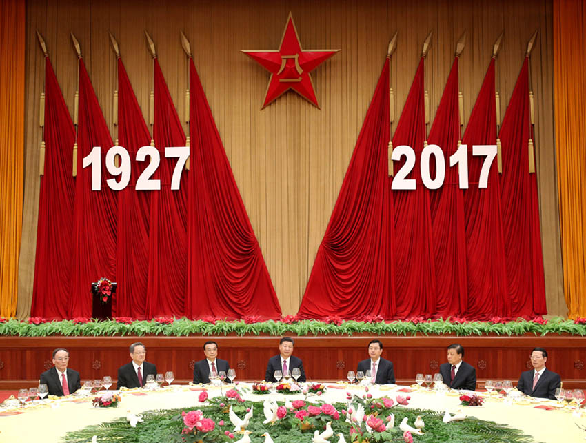 7月31日，中華人民共和國國防部在北京人民大會堂舉行盛大招待會，熱烈慶祝中國人民解放軍建軍90周年。中共中央總書記、國家主席、中央軍委主席習近平和李克強、張德江、俞正聲、劉雲(yún)山、王岐山、張高麗等黨和國家領(lǐng)導(dǎo)人出席招待會。新華社記者 鞠鵬 攝