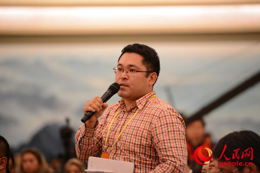 哈薩克斯坦通訊社記者提問（人民網 張啟川 攝）