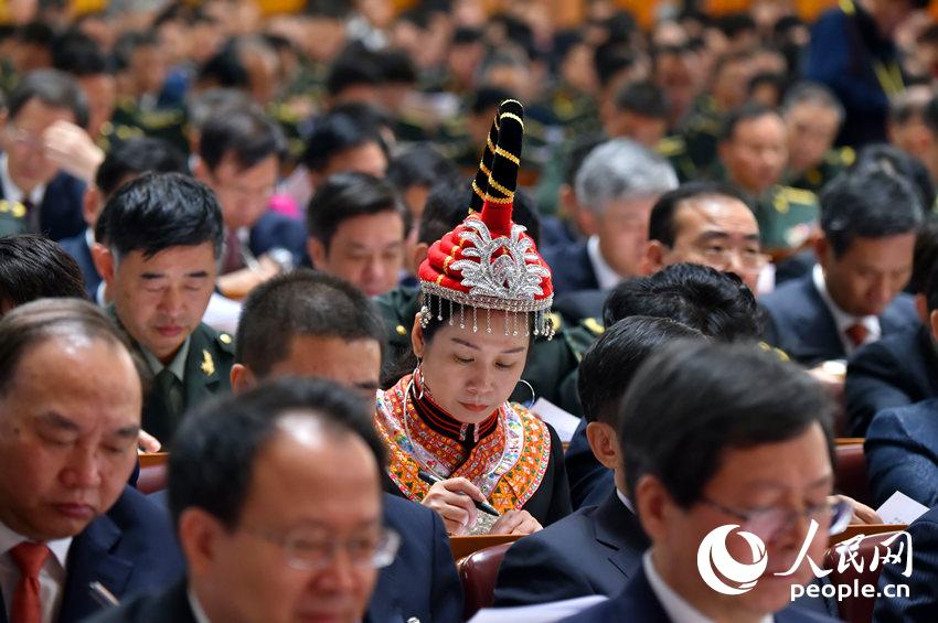 中國共產(chǎn)黨第十九次全國代表大會(huì)開幕會(huì)現(xiàn)場,代表認(rèn)真聆聽報(bào)告。(人民網(wǎng)記者 翁奇羽 攝)