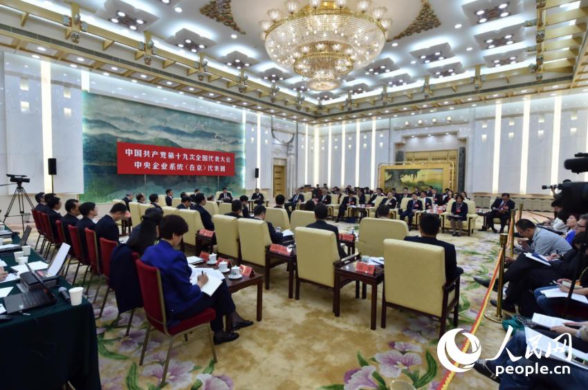 中央企業系統（在京）代表團討論現場（人民網記者 翁奇羽 攝）