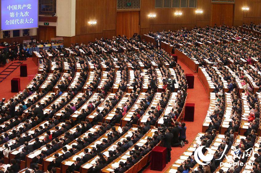 代表們認真聆聽報告（人民網記者 史家民 攝）