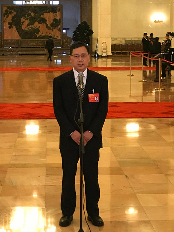 十九大代表劉宗富參加“黨代表通道”第二場採訪活動。（人民網記者 柴哲彬 攝）