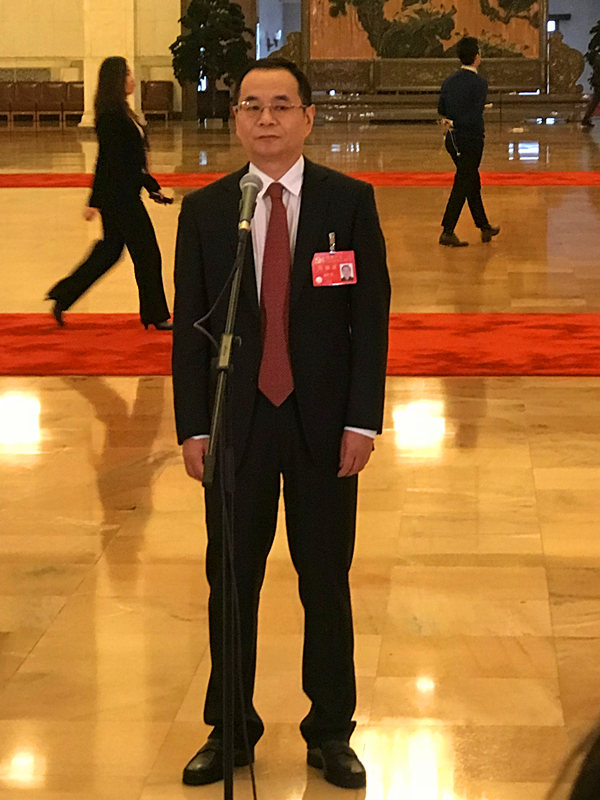 十九大代表康紅普參加“黨代表通道”第二場採訪活動。（人民網記者 柴哲彬 攝）