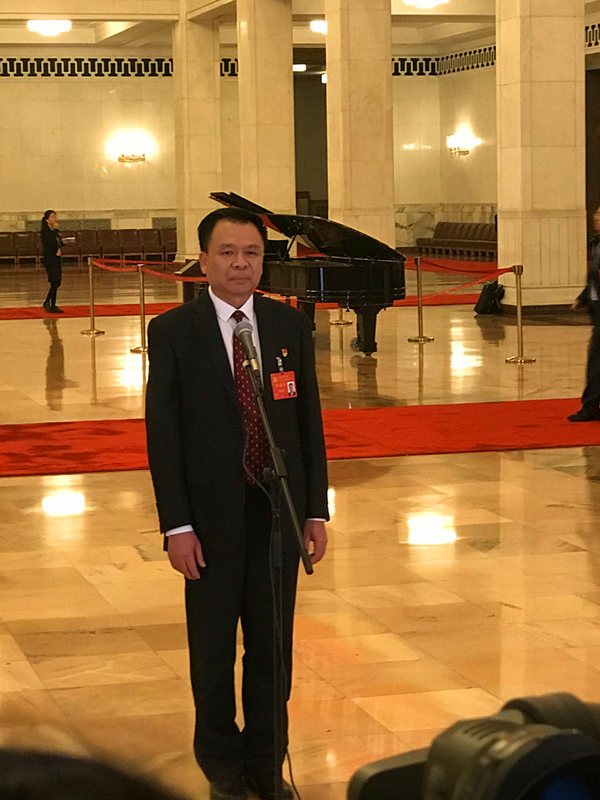 十九大代表賈立群參加“黨代表通道”第二場採訪活動。（人民網(wǎng)記者 柴哲彬 攝）