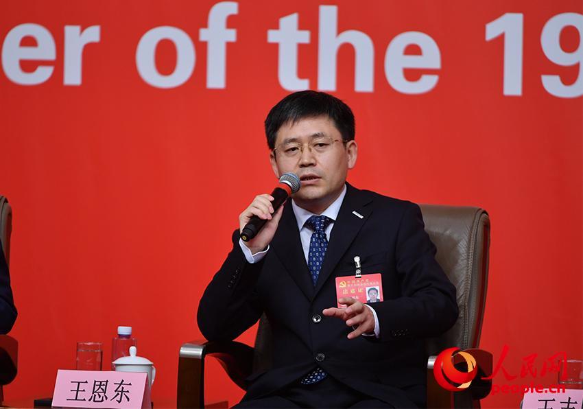 浪潮集團首席科學家、中國工程院院士王恩東接受集體採訪（人民網(wǎng)記者 於凱 攝）