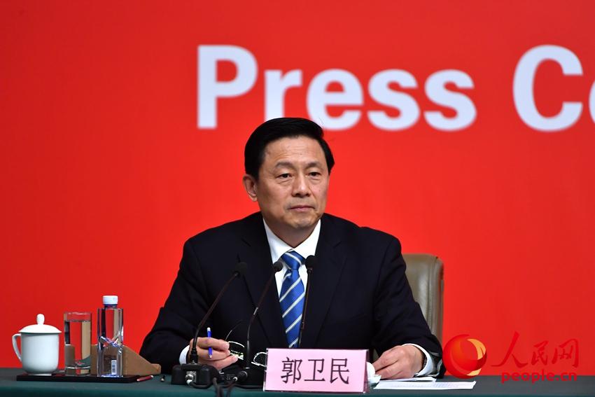 主持人、十九大大會新聞發言人郭衛民。（人民網記者 於凱 攝）