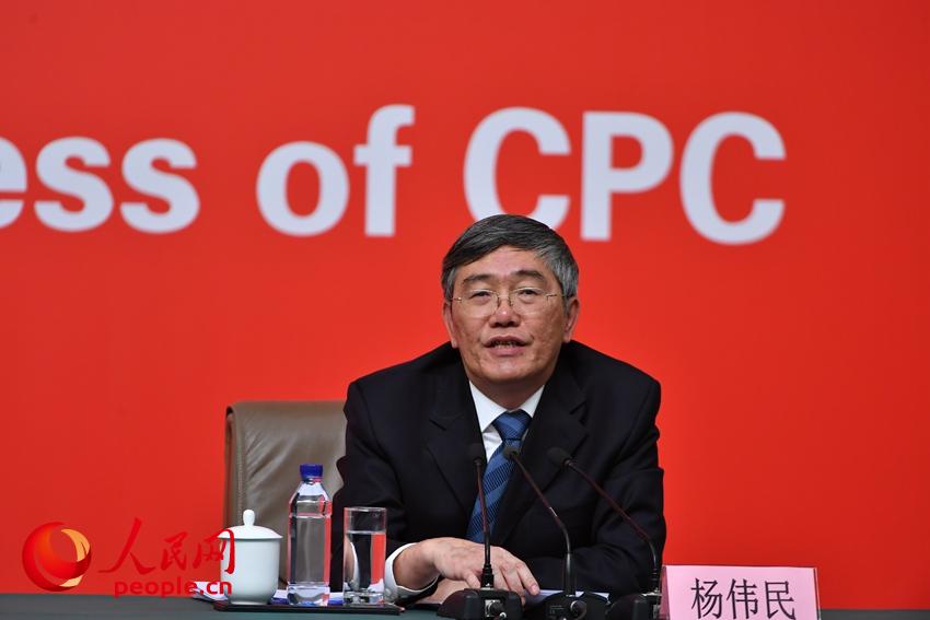 中央財經領導小組辦公室副主任楊偉民介紹情況。（人民網記者 於凱 攝）