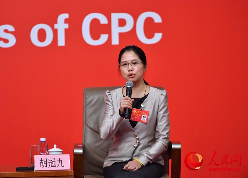 微江蘇省環(huán)境監(jiān)測中心副主任胡冠九介紹情況（人民網記者 於凱攝）