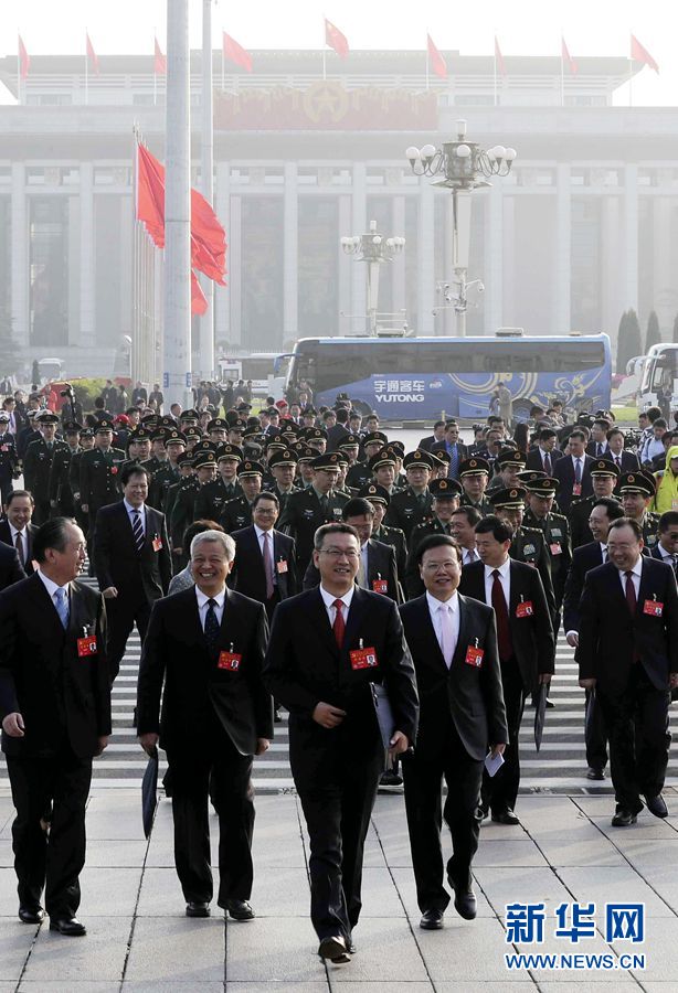 10月24日,中國(guó)共產(chǎn)黨第十九次全國(guó)代表大會(huì)在北京人民大會(huì)堂舉行閉幕會(huì)。這是代表步入會(huì)場(chǎng)。 新華社記者 殷剛 攝