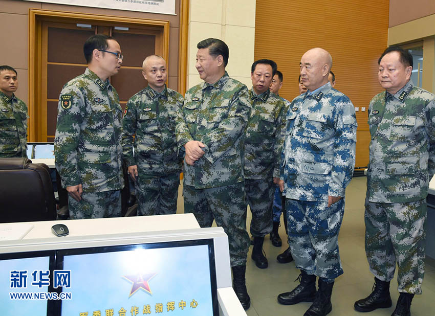 11月3日，中共中央總書記、國家主席、中央軍委主席、軍委聯(lián)指總指揮習(xí)近平視察軍委聯(lián)合作戰(zhàn)指揮中心，表明新一屆軍委貫徹落實黨的十九大精神、推動全軍各項工作向能打仗、打勝仗聚焦的鮮明態(tài)度。這是習(xí)近平察看了解中心值班備戰(zhàn)情況。新華社記者 李 剛攝
