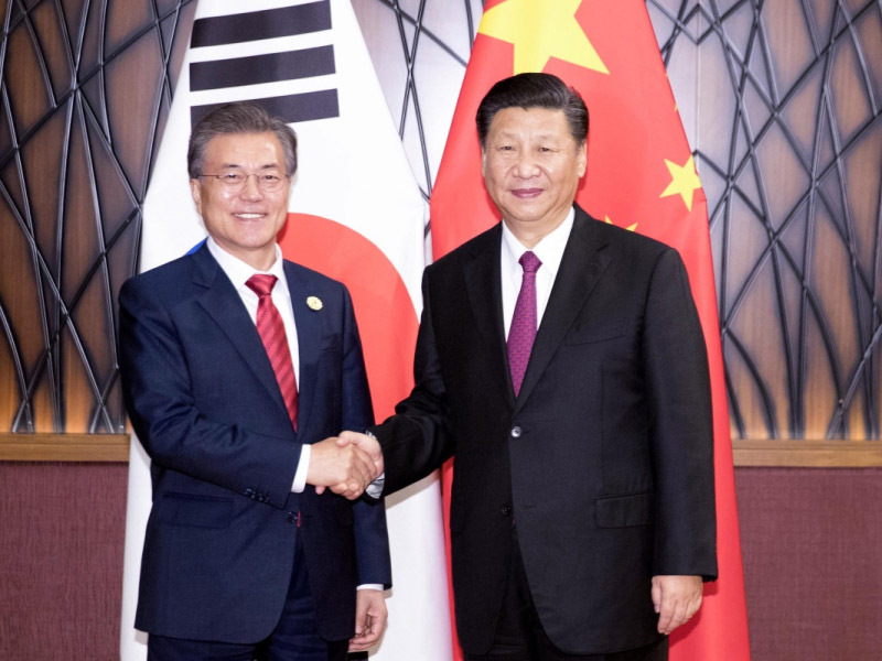 11月11日，國家主席習(xí)近平在越南峴港會見韓國總統(tǒng)文在寅。新華社記者 丁林 攝