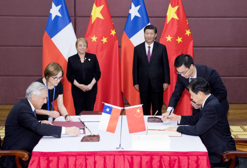 11月11日，國(guó)家主席習(xí)近平在越南峴港同智利總統(tǒng)巴切萊特一道出席中智自由貿(mào)易協(xié)定升級(jí)議定書簽字儀式。新華社記者 丁林 攝