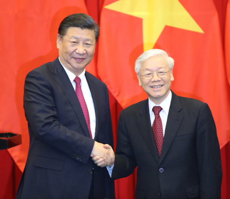 11月12日，中共中央總書記、國(guó)家主席習(xí)近平在河內(nèi)越共中央駐地同越共中央總書記阮富仲舉行會(huì)談。這是會(huì)談后，兩國(guó)領(lǐng)導(dǎo)人共同見(jiàn)証共建“一帶一路”和“兩廊一圈”合作備忘錄以及產(chǎn)能、能源、跨境經(jīng)濟(jì)合作區(qū)、電子商務(wù)、人力資源、經(jīng)貿(mào)、金融、文化、衛(wèi)生、新聞、社會(huì)科學(xué)、邊防等領(lǐng)域合作文件的簽署。新華社記者 姚大偉 攝