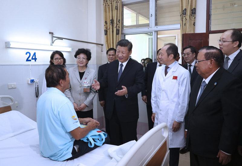 11月14日，中共中央總書記、國(guó)家主席習(xí)近平同老撾人民革命黨中央委員會(huì)總書記、國(guó)家主席本揚(yáng)在萬(wàn)象一道出席瑪霍索綜合醫(yī)院奠基儀式。奠基儀式后，習(xí)近平和本揚(yáng)共同前往醫(yī)院住院部大樓，在眼科病房，醫(yī)護(hù)人員現(xiàn)場(chǎng)為接受中方白內(nèi)障手術(shù)治療后康復(fù)的老方病患揭開眼罩，習(xí)近平祝願(yuàn)患者早日康復(fù)，家庭幸福。新華社記者 馬佔(zhàn)成 攝