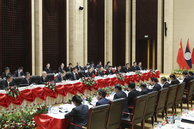 11月14日，中共中央總書記、國家主席習近平在萬象國家會議中心會見老撾總理通倫。 新華社記者 丁林 攝