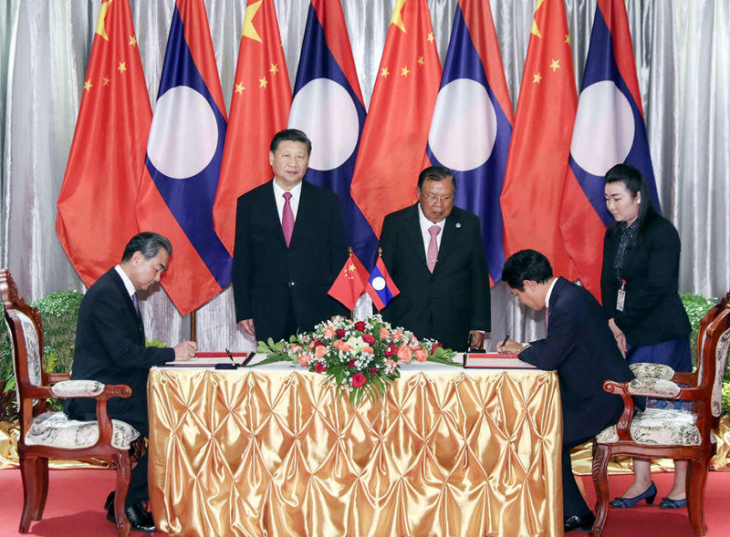 11月14日，中共中央總書記、國(guó)家主席習(xí)近平在萬(wàn)象下榻飯店再次會(huì)見(jiàn)老撾人民革命黨中央委員會(huì)總書記、國(guó)家主席本揚(yáng)。會(huì)見(jiàn)后，習(xí)近平和本揚(yáng)共同見(jiàn)証《中華人民共和國(guó)外交部和老撾人民民主共和國(guó)外交部關(guān)於加強(qiáng)新形勢(shì)下合作的協(xié)議》的簽署。新華社記者 丁林 攝