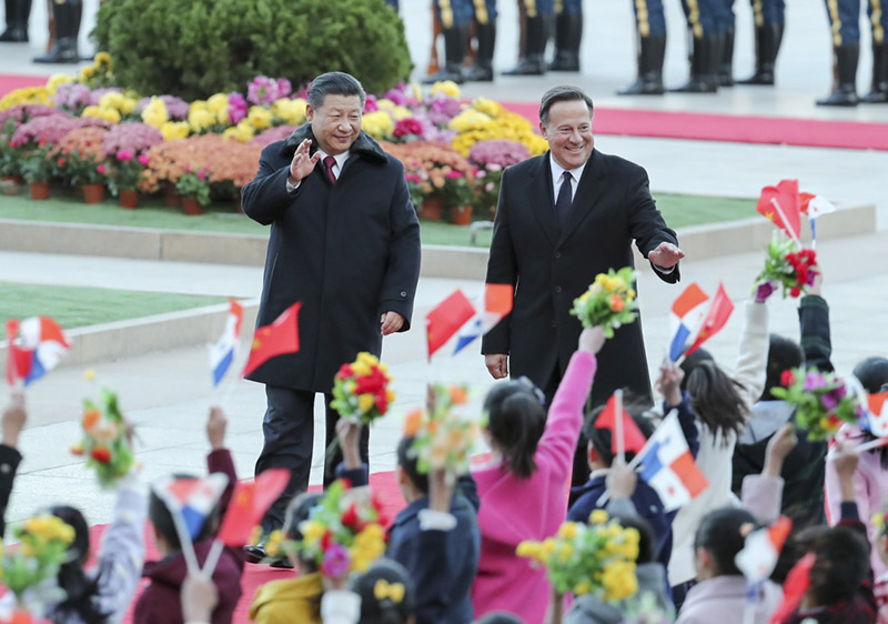 11月17日，國家主席習(xí)近平在北京人民大會(huì)堂同來華進(jìn)行國事訪問的巴拿馬總統(tǒng)巴雷拉舉行會(huì)談。這是會(huì)談前，習(xí)近平在人民大會(huì)堂東門外廣場為巴雷拉舉行歡迎儀式。新華社記者 謝環(huán)馳 攝