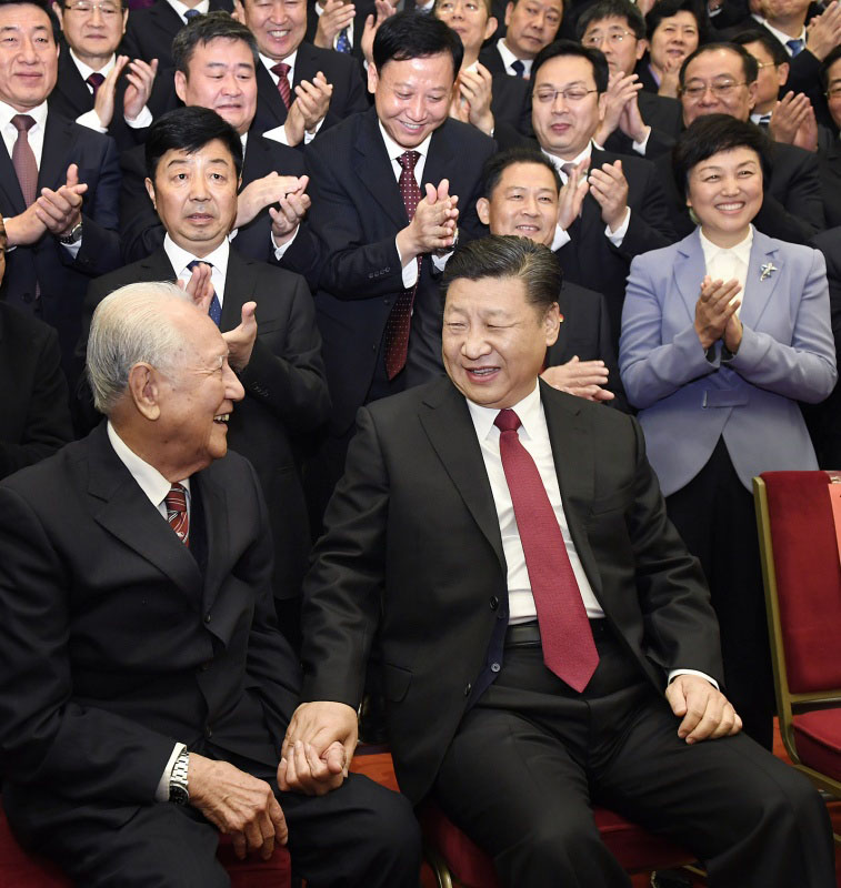 11月17日，全國(guó)精神文明建設(shè)表彰大會(huì)在北京人民大會(huì)堂舉行。會(huì)前，習(xí)近平、王滬寧等會(huì)見與會(huì)代表。這是習(xí)近平邀請(qǐng)黃旭華、黃大發(fā)代表坐在自己身邊合影。新華社記者 李學(xué)仁 攝