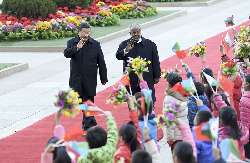 11月23日，國家主席習(xí)近平在北京人民大會堂同來華進(jìn)行國事訪問的吉布提總統(tǒng)蓋萊舉行會談。這是會談前，習(xí)近平在人民大會堂東門外廣場為蓋萊舉行歡迎儀式。新華社記者 張鐸 攝