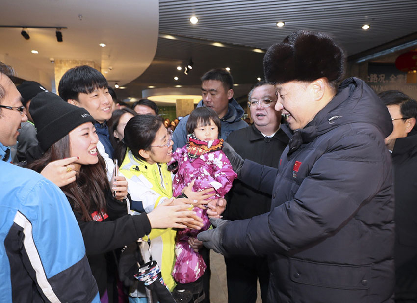 1月23日，中共中央總書記、國家主席、中央軍委主席習(xí)近平在河北省張家口市考察北京冬奧會(huì)籌辦工作。這是習(xí)近平在雲(yún)頂滑雪場雪具大廳同游客和滑雪愛好者親切交談。新華社記者 蘭紅光 攝