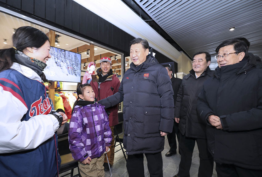 1月23日，中共中央總書記、國(guó)家主席、中央軍委主席習(xí)近平在河北省張家口市考察北京冬奧會(huì)籌辦工作。這是習(xí)近平在雲(yún)頂滑雪場(chǎng)雪具大廳同游客和滑雪愛好者親切交談。新華社記者 蘭紅光 攝