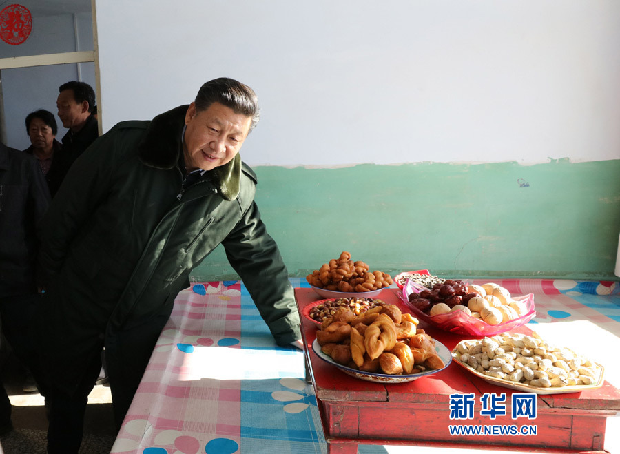 1月24日，中共中央總書記、國家主席、中央軍委主席習近平來到河北省張家口市，看望慰問基層干部群眾，考察脫貧攻堅工作。這是習近平在張北縣小二臺鎮德勝村村民徐萬家察看住房、生活設施、年貨準備情況。新華社記者 張鐸 攝