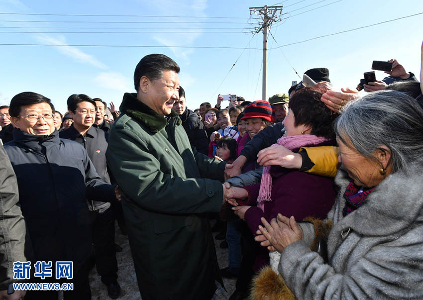 1月24日，中共中央總書記、國家主席、中央軍委主席習近平來到河北省張家口市，看望慰問基層干部群眾，考察脫貧攻堅工作。這是習近平在張北縣小二臺鎮德勝村看望慰問村民，向鄉親們拜年。新華社記者 李濤 攝