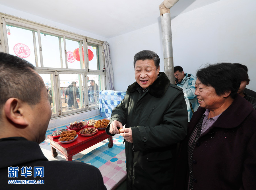 1月24日，中共中央總書記、國家主席、中央軍委主席習近平來到河北省張家口市，看望慰問基層干部群眾，考察脫貧攻堅工作。這是習近平在張北縣小二臺鎮德勝村村民徐萬家察看年貨準備情況。新華社記者 蘭紅光 攝