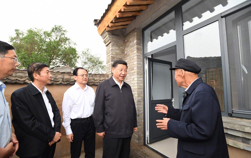 6月21日，中共中央總書記、國家主席、中央軍委主席習(xí)近平到山西考察調(diào)研。這是習(xí)近平來到忻州市岢嵐縣易地扶貧搬遷集中安置點(diǎn)——宋家溝新村村民張貴明家中看望。新華社記者 李學(xué)仁 攝