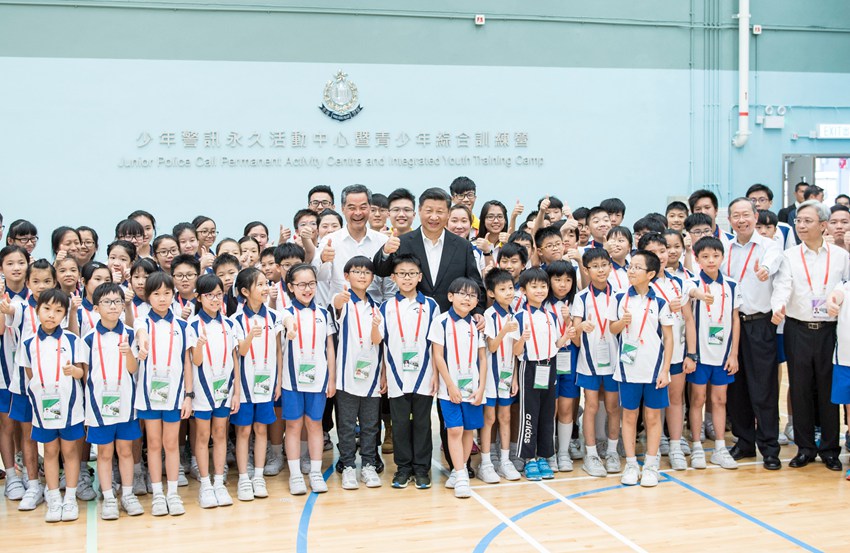6月30日上午，國家主席習近平來到香港少年警訊永久活動中心暨青少年綜合訓練營考察，看望正在訓練的香港青少年。這是習近平同少年警訊成員合影。新華社記者 李濤 攝