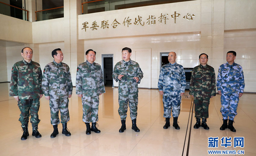 11月3日，中共中央總書記、國家主席、中央軍委主席、軍委聯指總指揮習近平視察軍委聯合作戰指揮中心，表明新一屆軍委貫徹落實黨的十九大精神、推動全軍各項工作向能打仗、打勝仗聚焦的鮮明態度。這是習近平帶領軍委一班人研究軍委聯指中心建設情況。新華社記者 李 剛攝