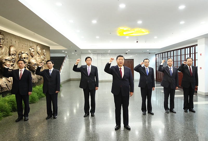 10月31日，中共中央總書記、國家主席、中央軍委主席習近平帶領中共中央政治局常委李克強、栗戰(zhàn)書、汪洋、王滬寧、趙樂際、韓正，瞻仰上海中共一大會址和浙江嘉興南湖紅船。這是31日上午，在上海中共一大會址紀念館，習近平帶領其他中共中央政治局常委同志一起重溫入黨誓詞。新華社記者 蘭紅光 攝