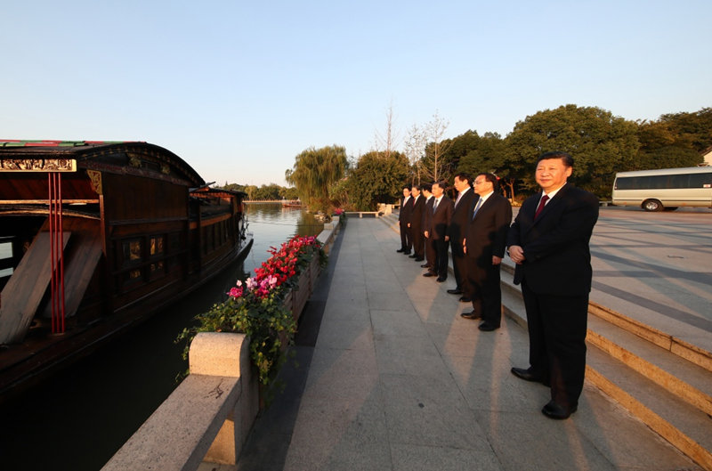 10月31日，中共中央總書記、國家主席、中央軍委主席習近平帶領中共中央政治局常委李克強、栗戰書、汪洋、王滬寧、趙樂際、韓正，瞻仰上海中共一大會址和浙江嘉興南湖紅船。這是習近平等在浙江嘉興南湖邊瞻仰紅船。新華社記者 蘭紅光 攝