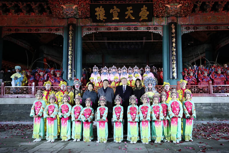 11月8日，國家主席習(xí)近平和夫人彭麗媛陪同來華進行國事訪問的美國總統(tǒng)特朗普和夫人梅拉尼婭參觀故宮博物院。這是兩國元首夫婦共同欣賞京劇表演后同演員們合影。新華社記者蘭紅光攝