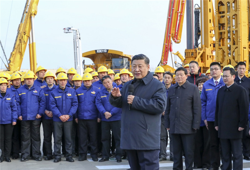 12月12日至13日，中共中央總書記、國家主席、中央軍委主席習(xí)近平在江蘇徐州市考察。這是12日下午，習(xí)近平在徐工集團(tuán)重型機(jī)械有限公司親切看望勞動模范、技術(shù)能手等職工代表，鼓勵他們在為實(shí)現(xiàn)中國夢的奮斗中爭取人人出彩。新華社記者 謝環(huán)馳 攝