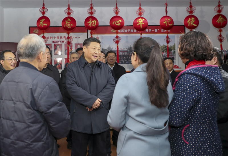 12月12日至13日，中共中央總書(shū)記、國(guó)家主席、中央軍委主席習(xí)近平在江蘇徐州市考察。這是12日下午，習(xí)近平在潘安湖街道馬莊村黨員活動(dòng)室與正在學(xué)習(xí)黨的十九大精神的黨員交流。新華社記者 謝環(huán)馳 攝